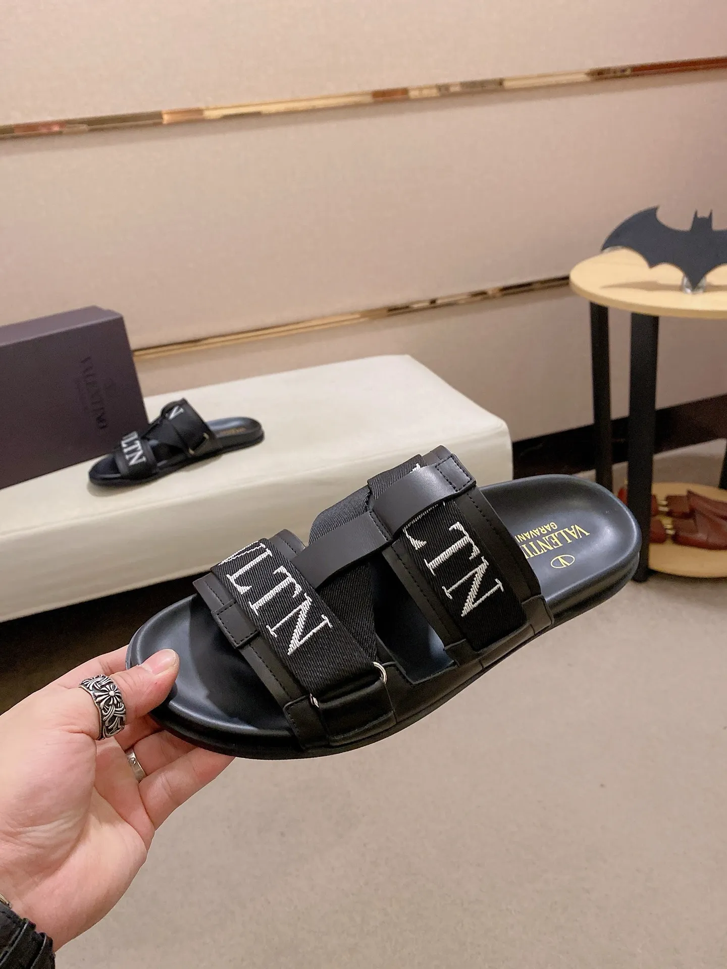 Men's shoes 💰: 480💰[Valentino] New couple 👫Boutique slippers, counter quality, classic plaid, the actual workmanship is quite complex🔰The uppers are made of imported fabrics➕🐑Sheepskin lining, which tests the craftsman's craftsmanship➕original PU outsole. Size: Women’s size: 35-44. Men's size 38-44 (can be customized to size 45, non-refundable)